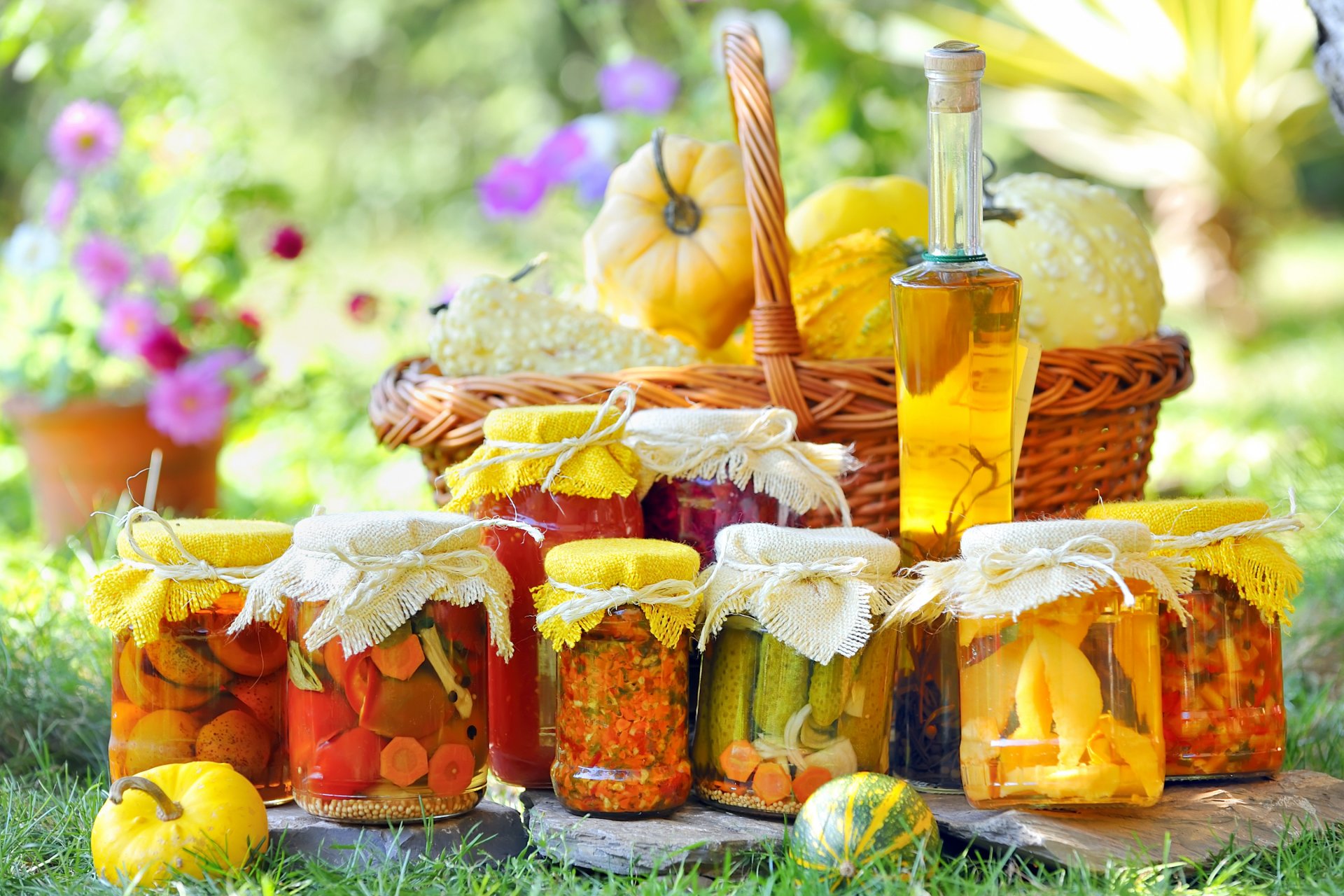 korb gläser kürbisse blumen schalen gurken tomaten lecho flasche öl