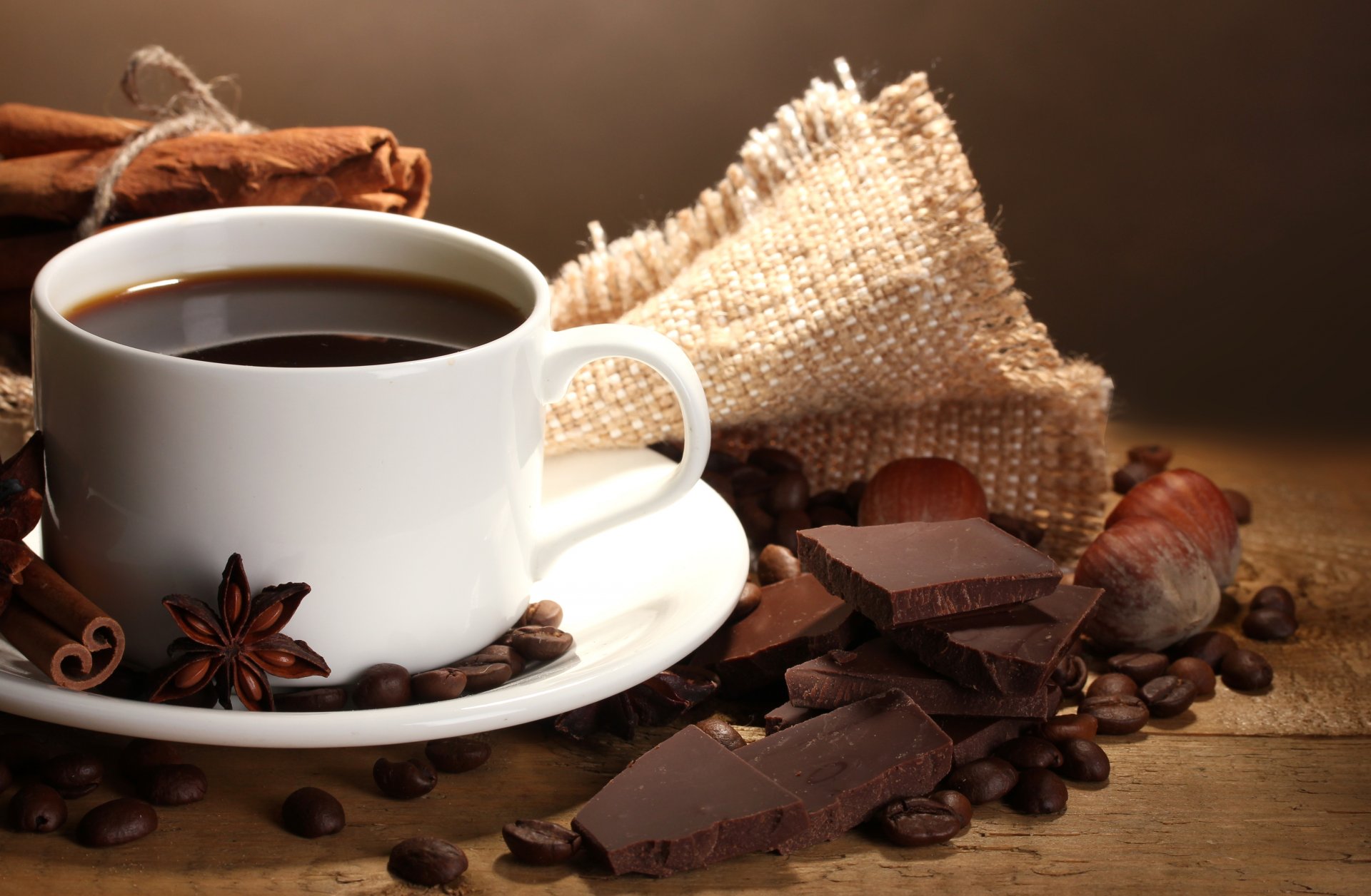 caffè grani tazza cioccolato noci spezie cannella anice