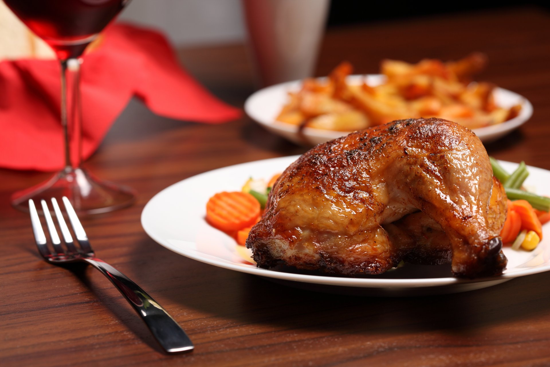 teller huhn gebraten bein gemüse essen