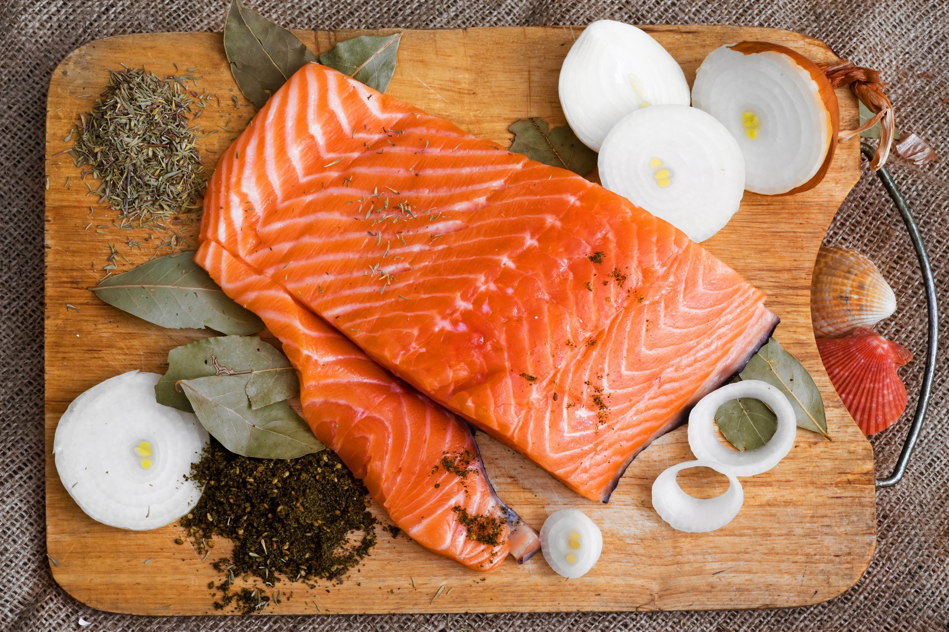 fisch gewürze brett zwiebel lorbeerblatt ringe