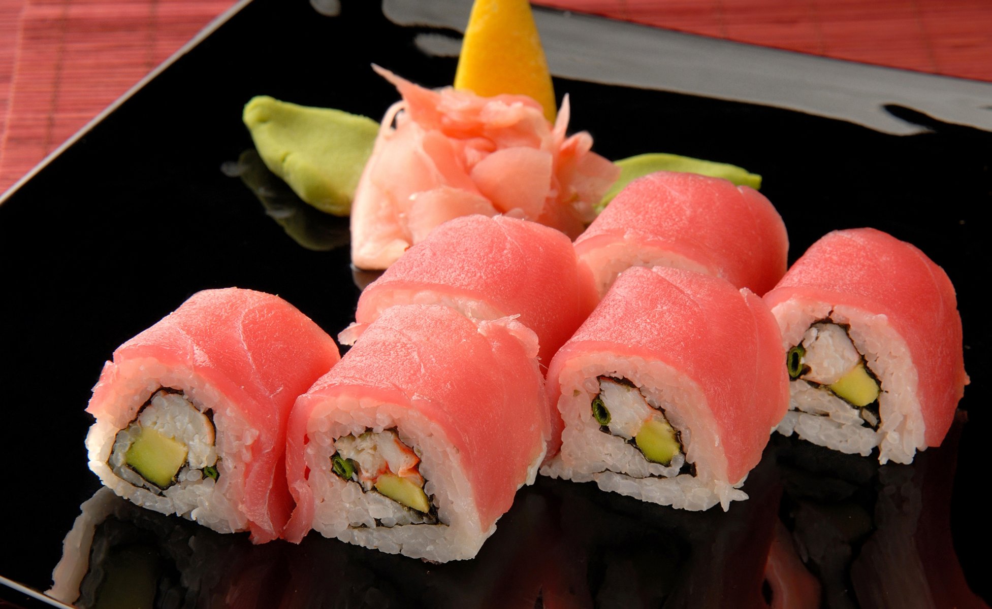 sushi rouleaux riz chou wasabi assiette noir