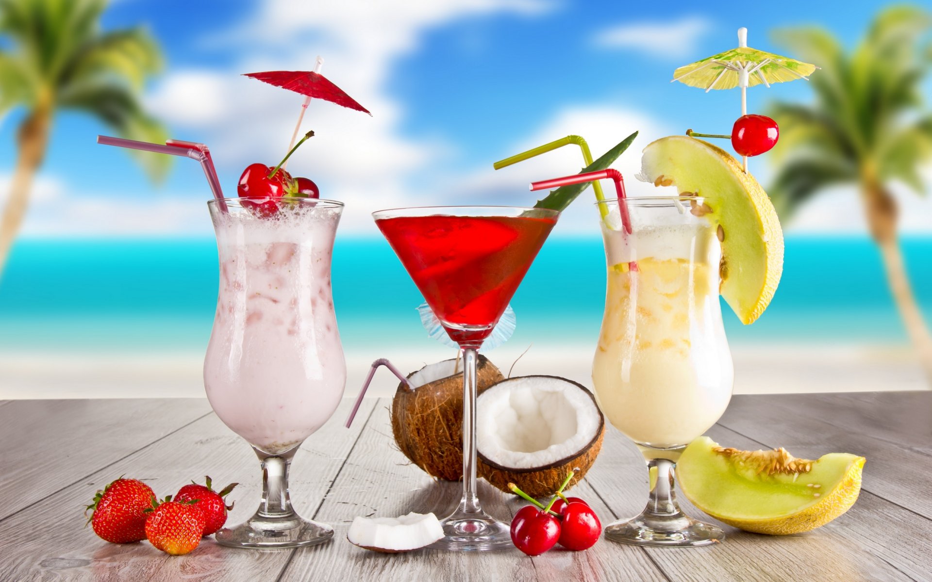 im sommer essen cocktail smoothies obst erdbeere kirsche kokosnuss gläser melonen sommer