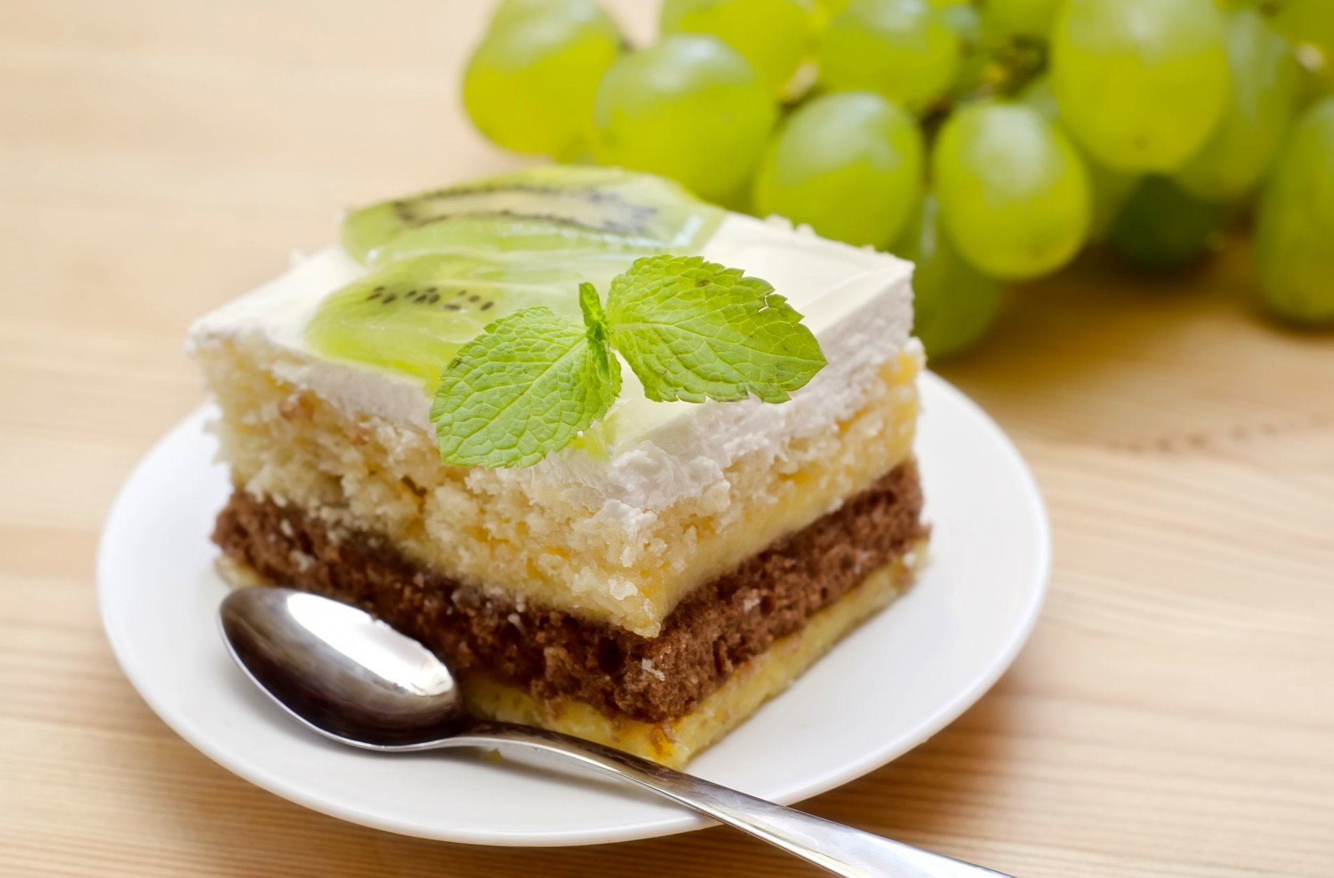 kuchen dessert kuchen kuchen scheibe süß backen kiwi minze trauben