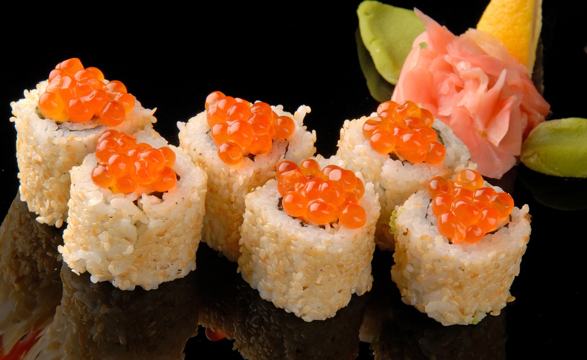 sushi rouleaux riz caviar rouge wasabi citron