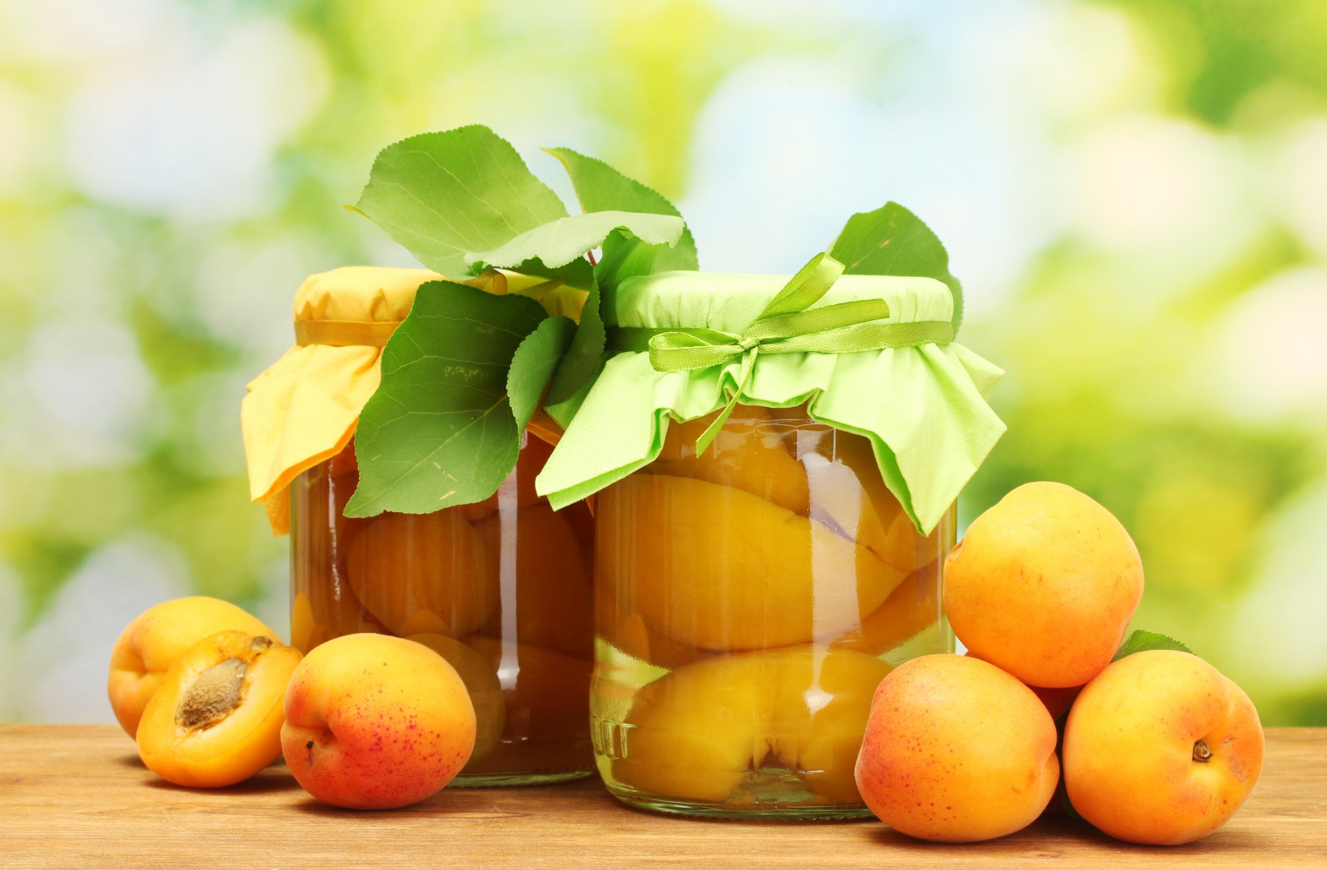 table pots feuilles compote fruits abricots doux verts