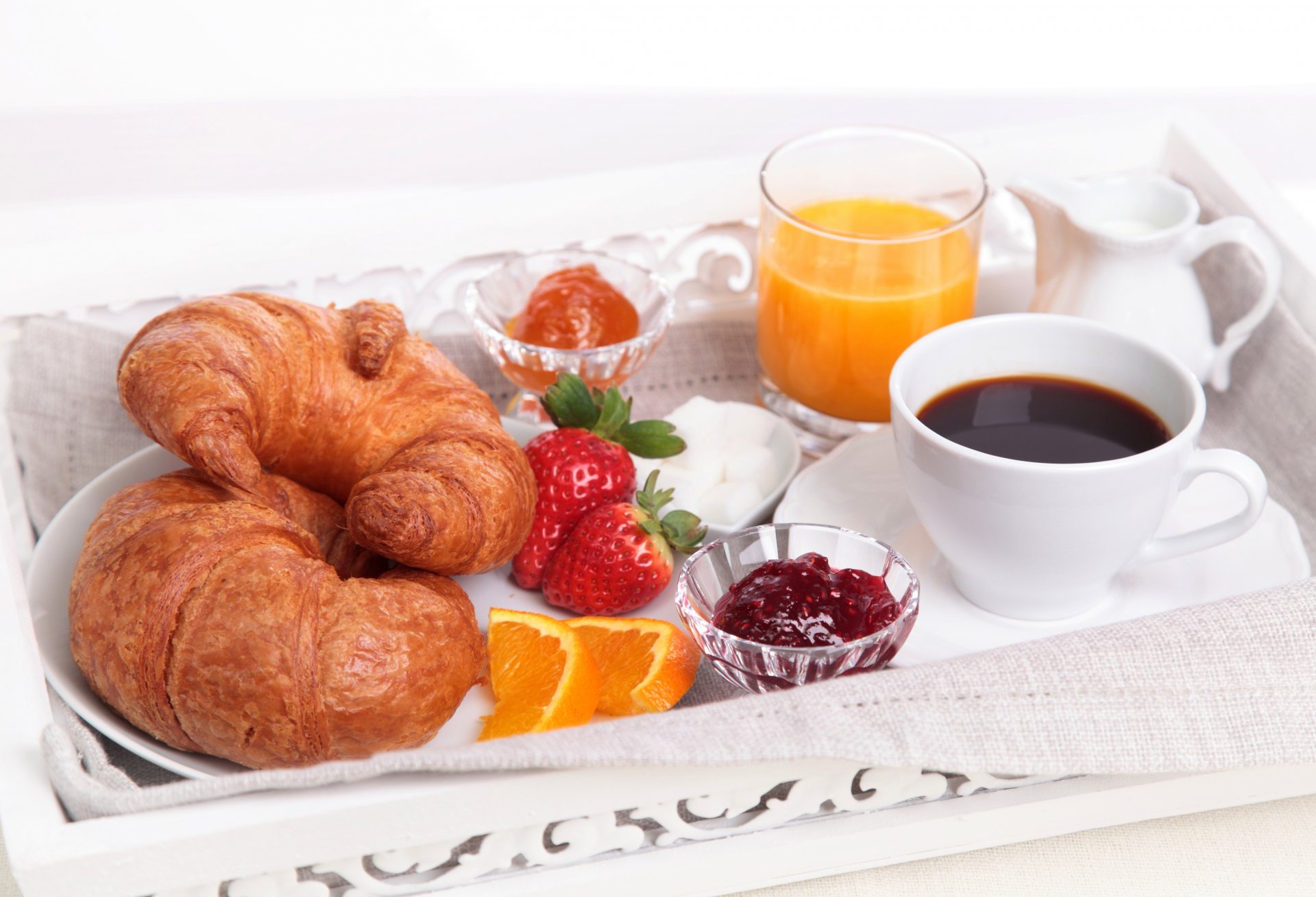 desayuno croissants bagels jugo mermelada café fresa naranja gajos taza vaso azúcar