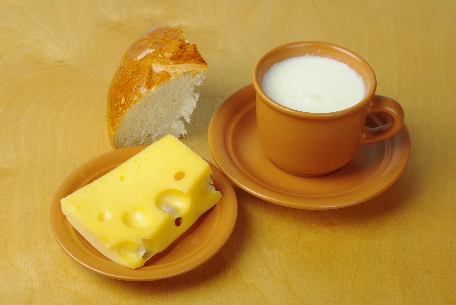 table soucoupes tasses lait fromage