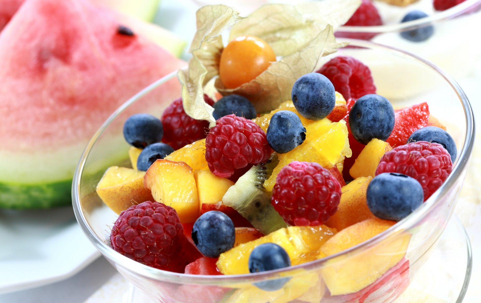 fruits baies salade pêches kiwi framboises bleuets pastèque