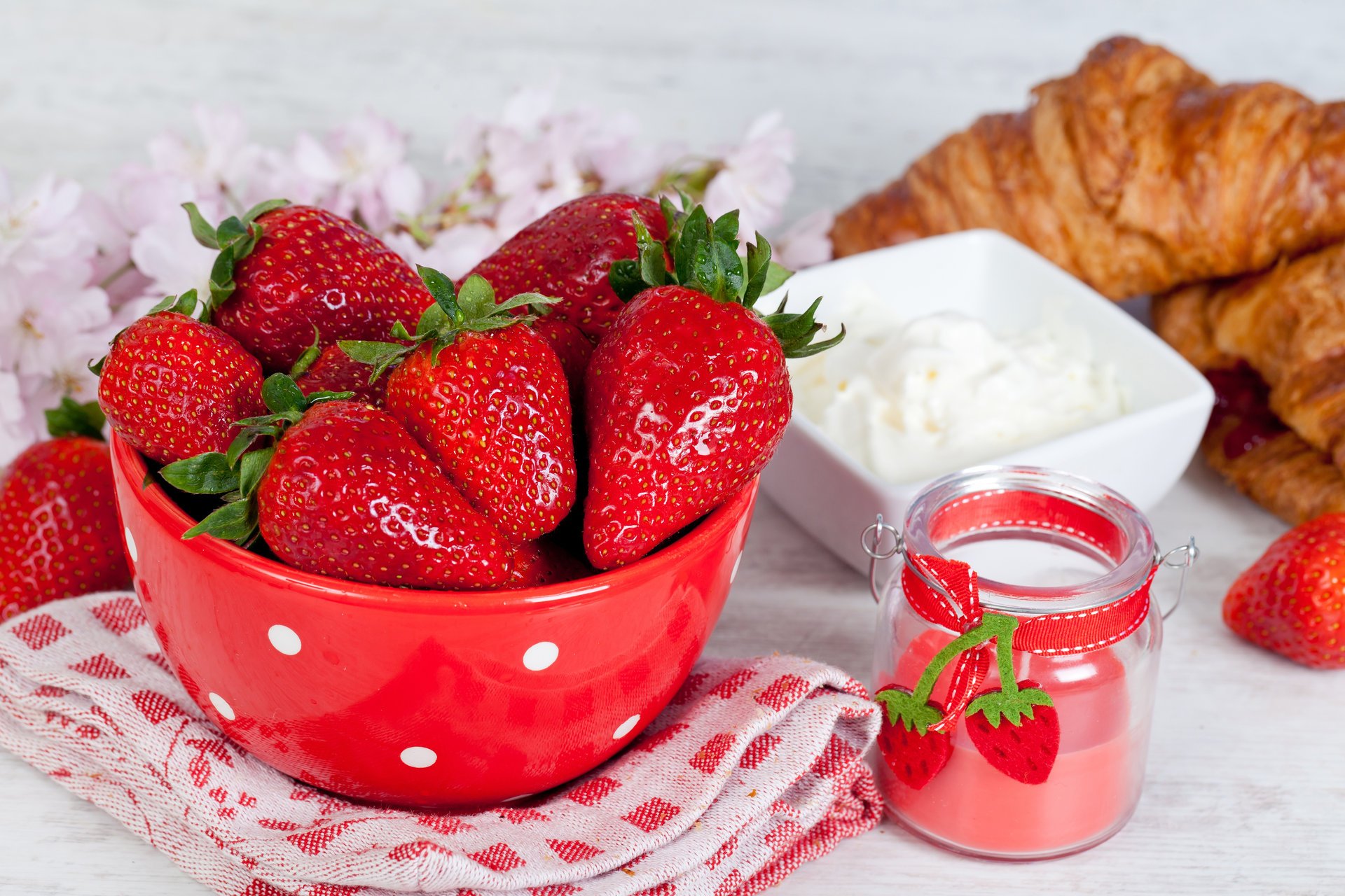 fragole piatto bacche panna acida croissant asciugamano barattolo tavolo