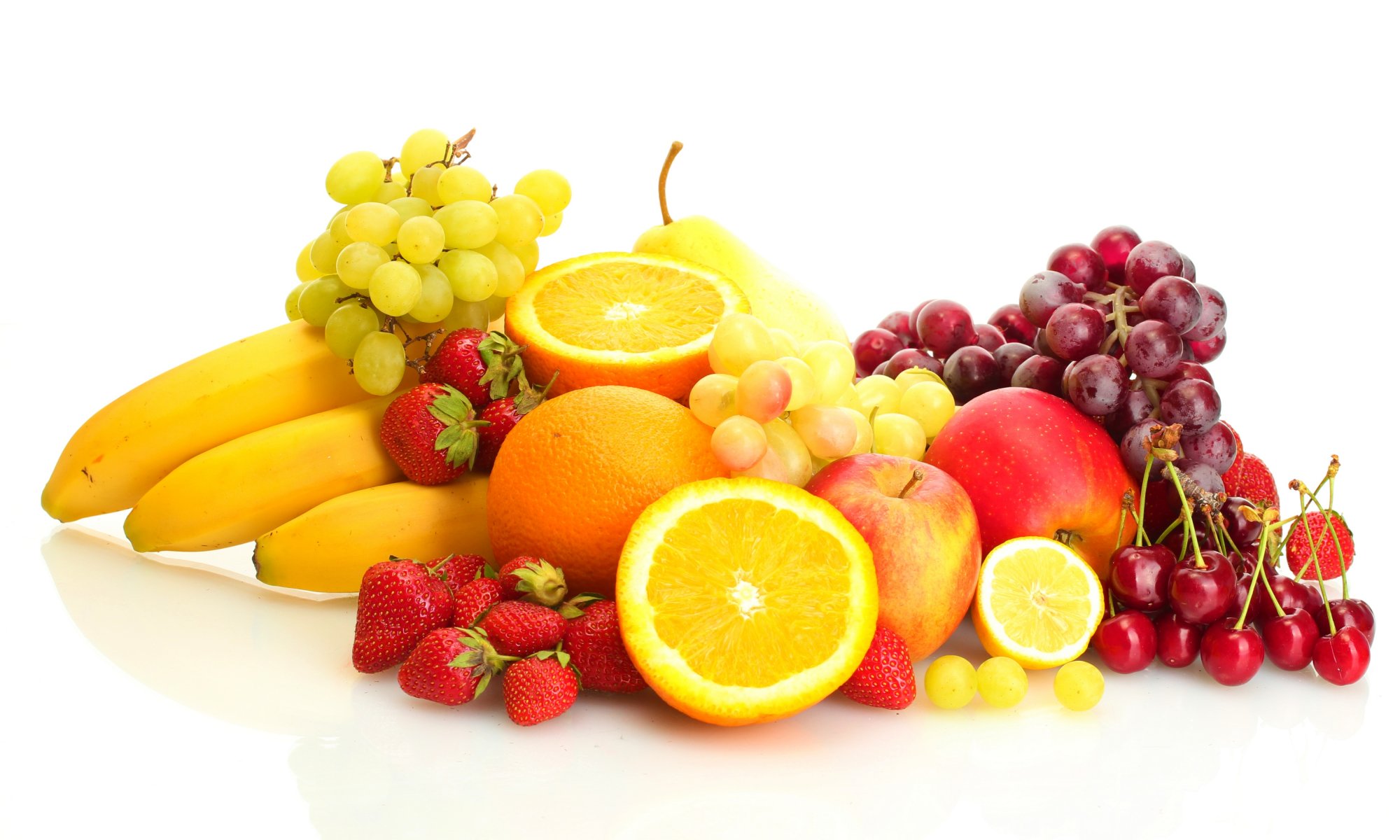 fruits baies fraises bananes raisins oranges pommes cerise cerise poire citron fond blanc