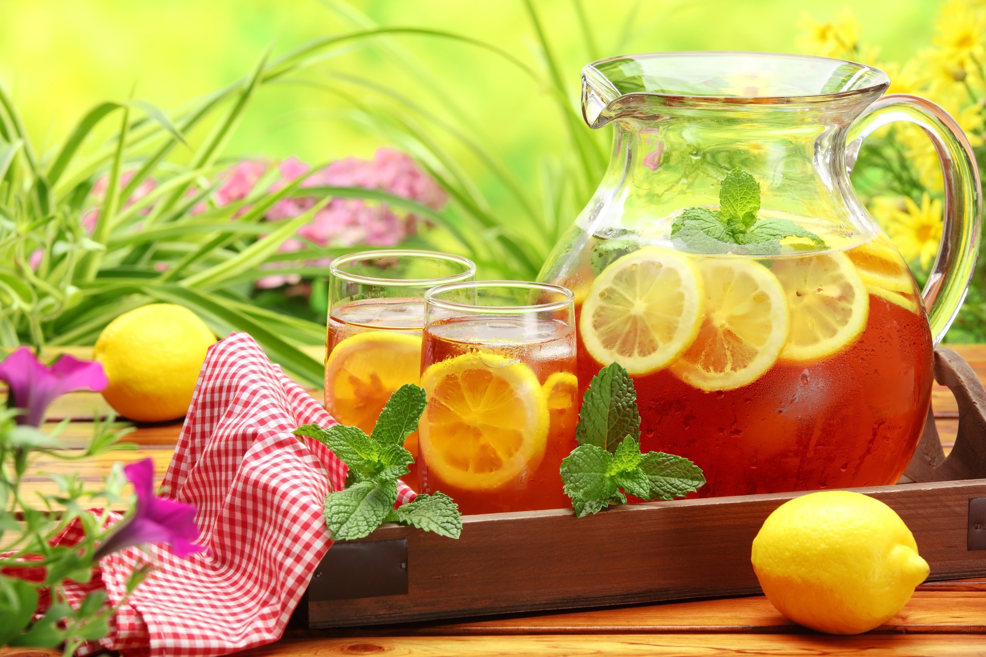 caraffa tavolo tovagliolo bicchieri tè freddo bevanda limone menta fiori verde