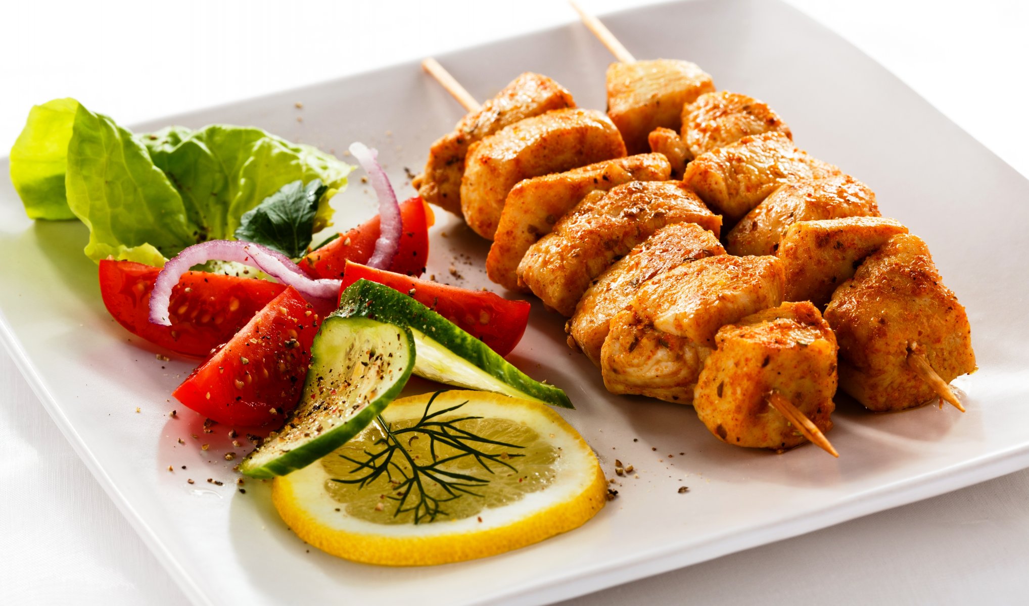 schaschlik fleisch gurken tomaten zitrone zwiebel salat teller