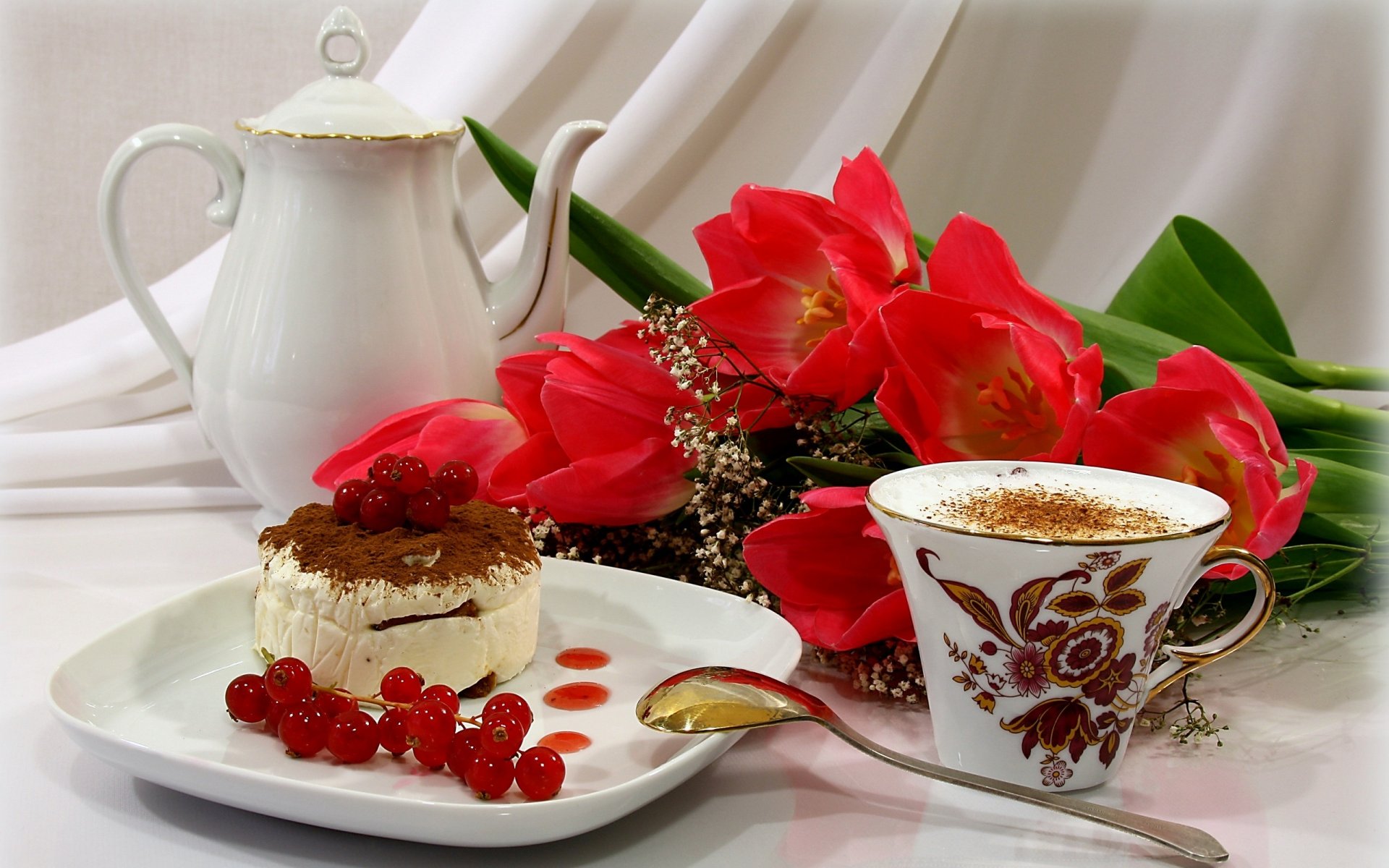 dolce cappuccino caffè tazza fiori tulipani rossi e rossi tulipano bacca tazza rosso