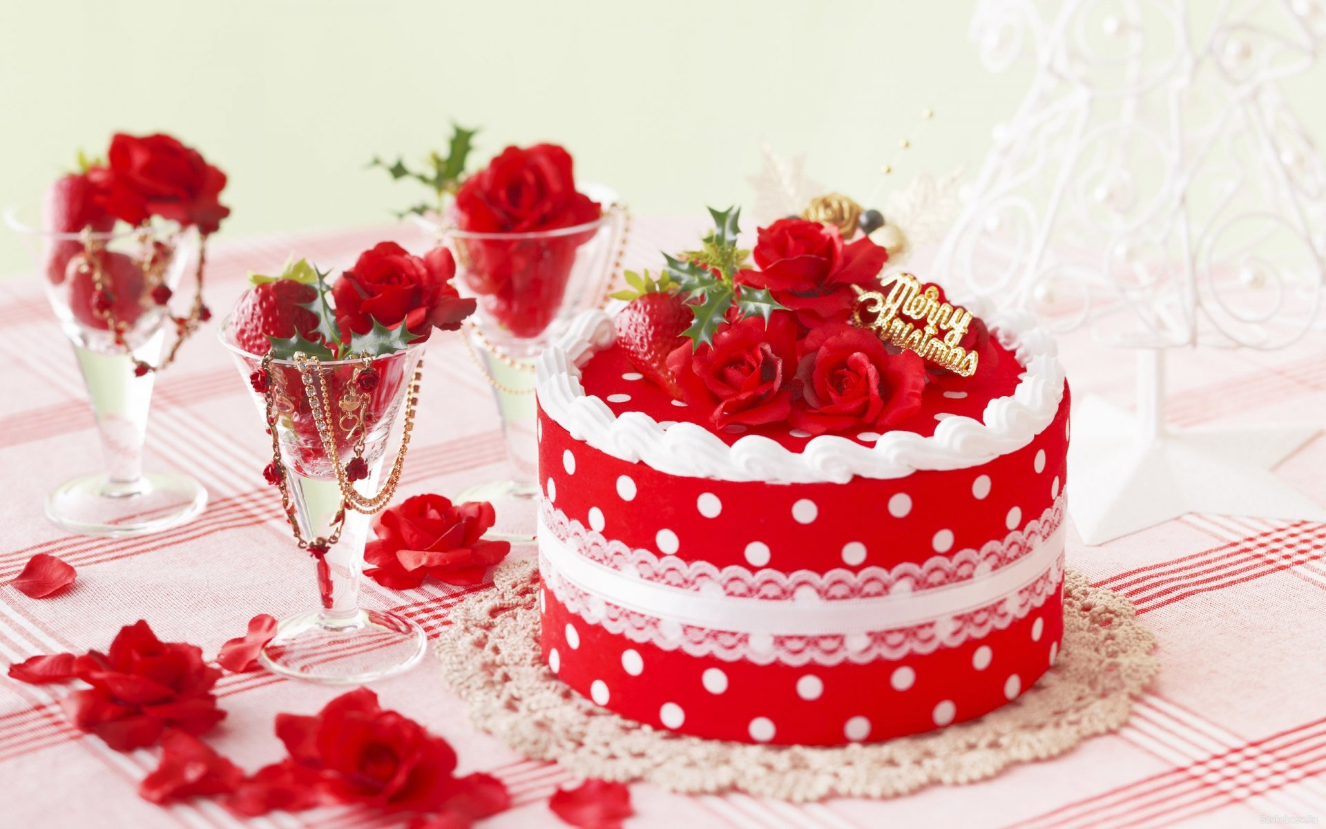 torta torta dolce gustoso dolci chicche vacanze natale vacanze umore gioia rose fiori fiore petali rosso bicchiere di vino bicchieri decorazioni fragole bacche albero di natale albero di natale tavolo tovaglia