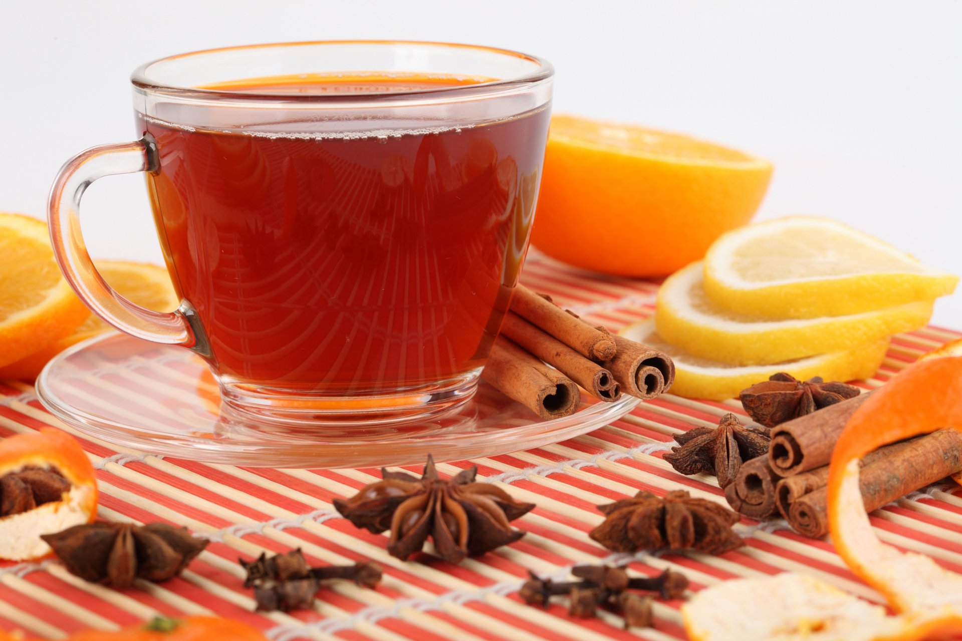 soucoupe tasse thé boisson réflexion badiane cannelle zeste citron orange tranches