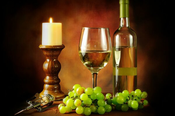 Bouteille de vin avec verre et raisins