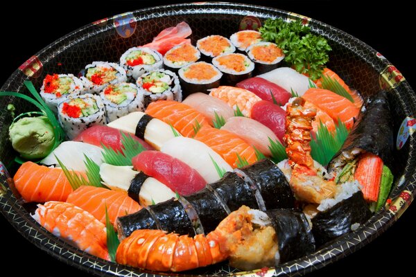 Set di sushi e rotoli su un vassoio