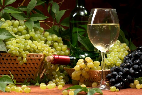 Gekochter Wein und Trauben