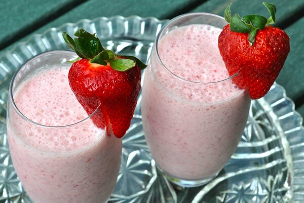 Smoothie frais aux fraises avec des morceaux de baies