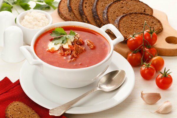 Borsch ml crema agria, rebanadas de pan de centeno y ajo