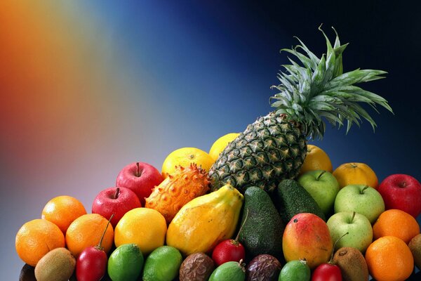 Różne całe owoce: ananas, jabłka, limonki, cytryny, pomarańcze, kiwi