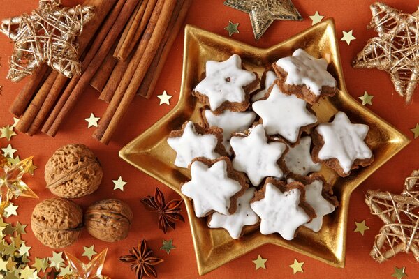 Foto de año nuevo con pan de jengibre, nueces y especias