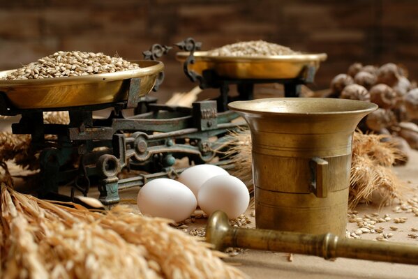 Primer plano del grano en la balanza y los huevos