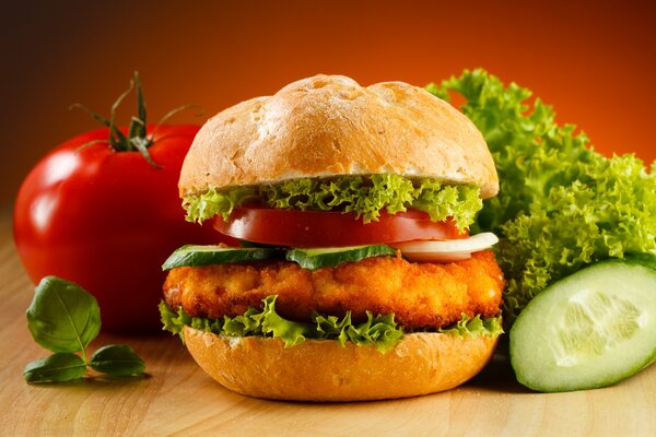 Hamburger sur fond de légumes et de légumes verts