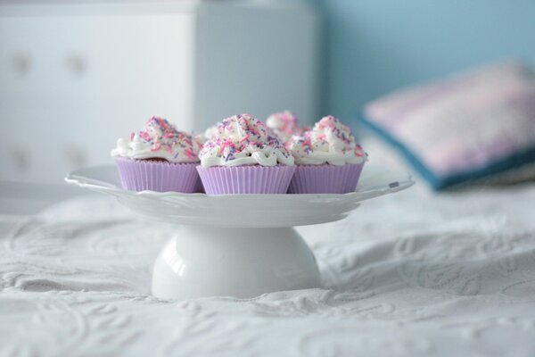 Torte in polvere sul letto