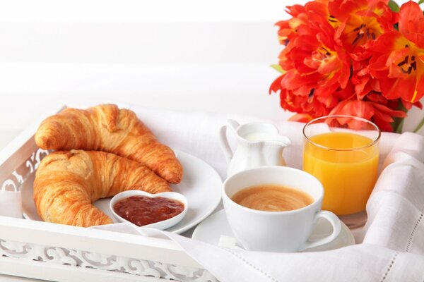 Le matin parfait est une fresque fraîchement pressée, un croissant et une tasse de café