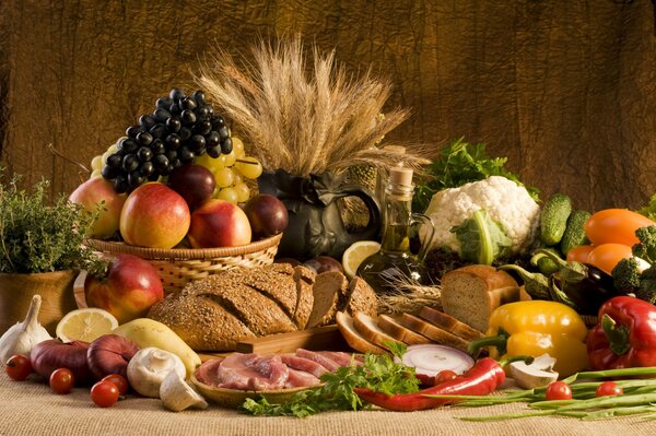 Schöner Korb mit Obst und Brot