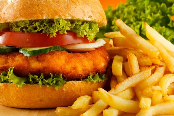 Hamburger con braciola spessa, verdure succose, pomodori, cipolle circondati da patatine fritte