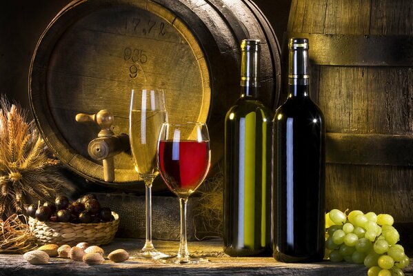 Bottiglie di vino rosso e bianco con bicchieri