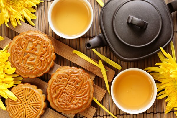 Servir pour la cérémonie du thé avec des biscuits