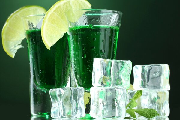 Cocktail di Mojito alcolico con ghiaccio