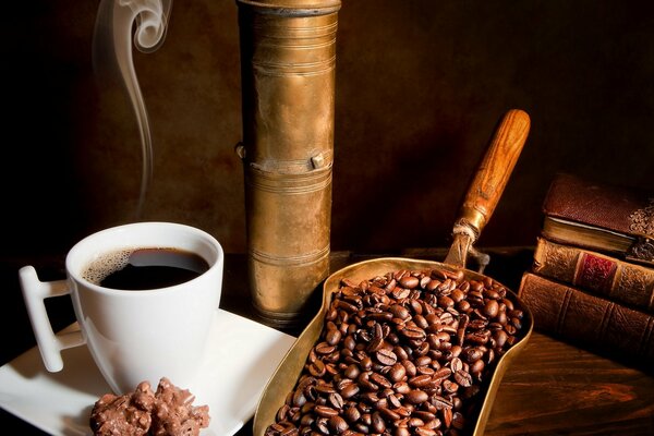 Taza de café de grano con libros