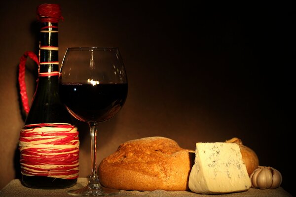 Приглушенный натюрморт с бокалом вина и хлебом