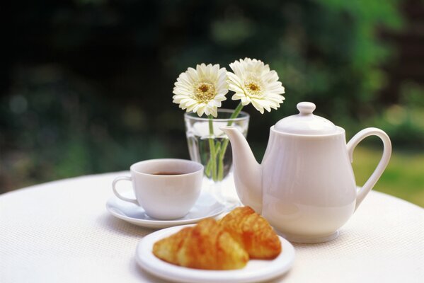 Una agradable fiesta de té en la naturaleza con flores