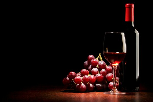 Czerwone wino, kieliszek i winogrona