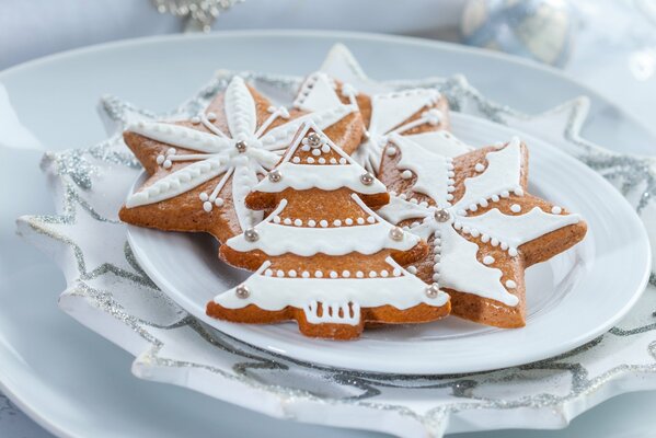 Weihnachtskekse in Form von Weihnachtsbäumen und Sternchen