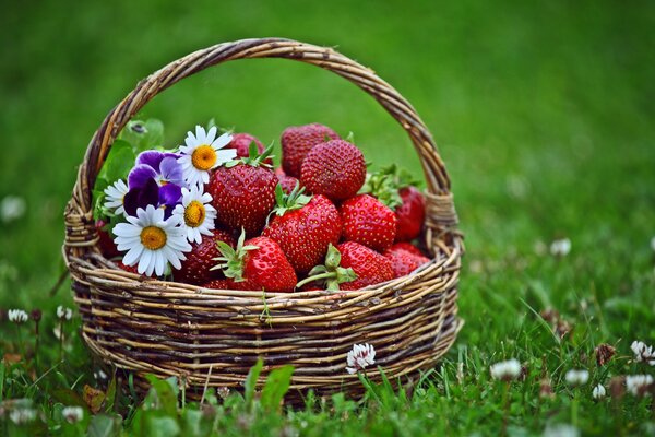 Cesta de verano con fresas y flores