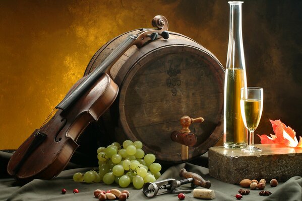 Violín en la mesa con un barril y una botella de vino