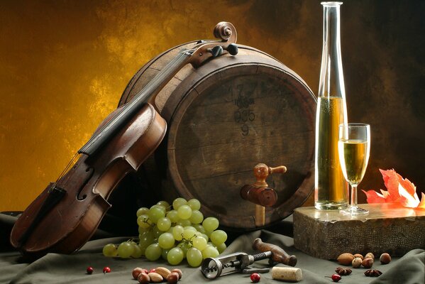 Скрипка на столе с бочкой и бутылкой вина