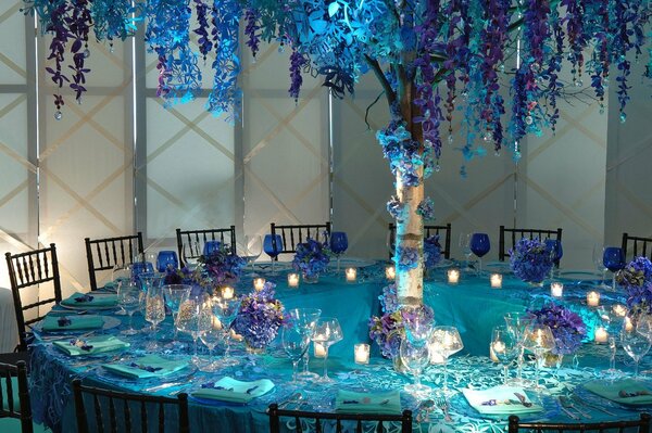 Maravillosa mesa servida con flores azules