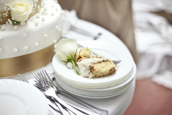 Torta nuziale con fiore sul piatto