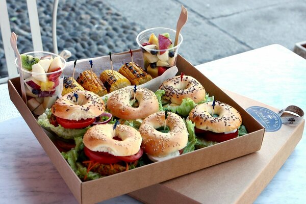 Cibo delizioso hamburger e frutta