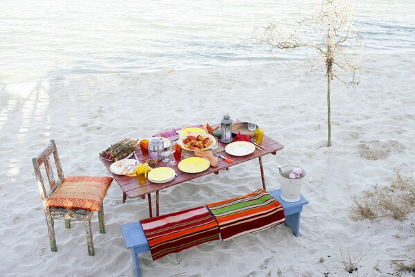 Nakryty stół z smakołykami na plaży