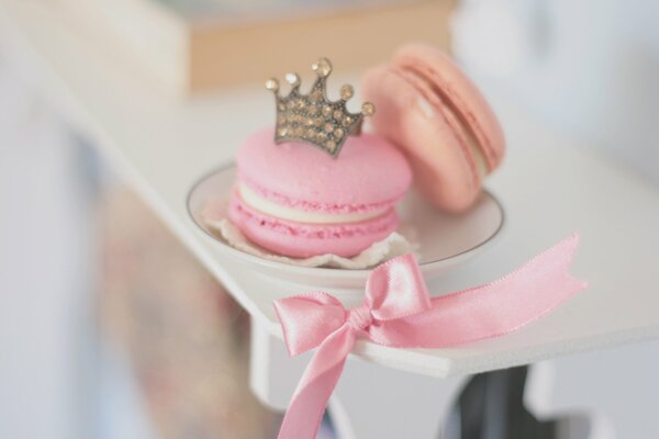 Pastel rosa dulce en un plato