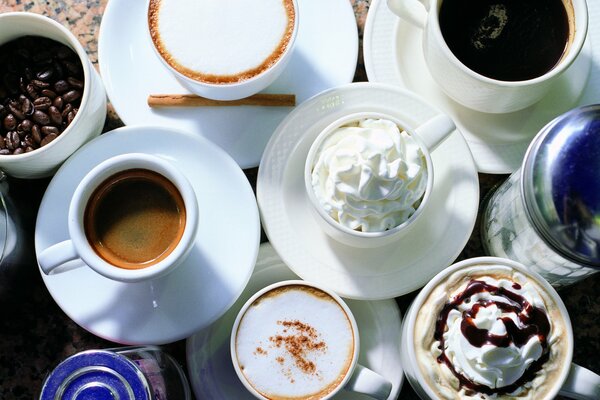 Varios tipos de café en hermosas tazas blancas