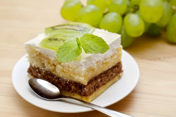 Rebanada de pastel en un platillo con una hoja de menta